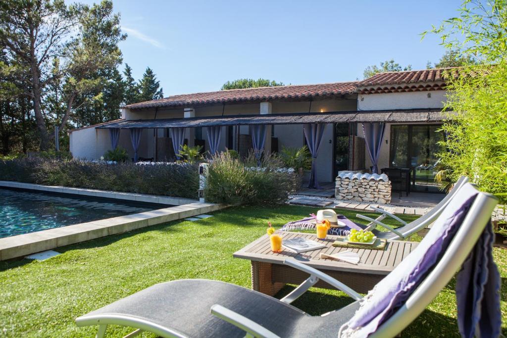L'Auberge De L'Aubergine Eygalières Стая снимка