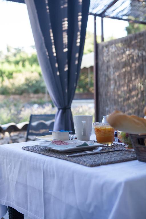 L'Auberge De L'Aubergine Eygalières Стая снимка