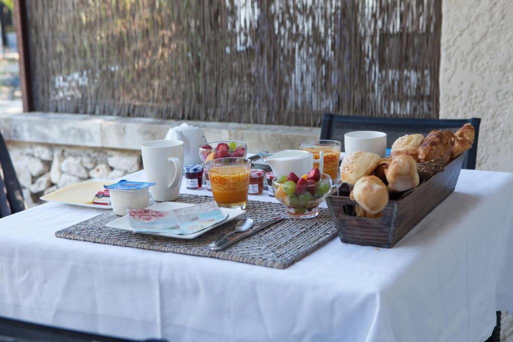 L'Auberge De L'Aubergine Eygalières Стая снимка