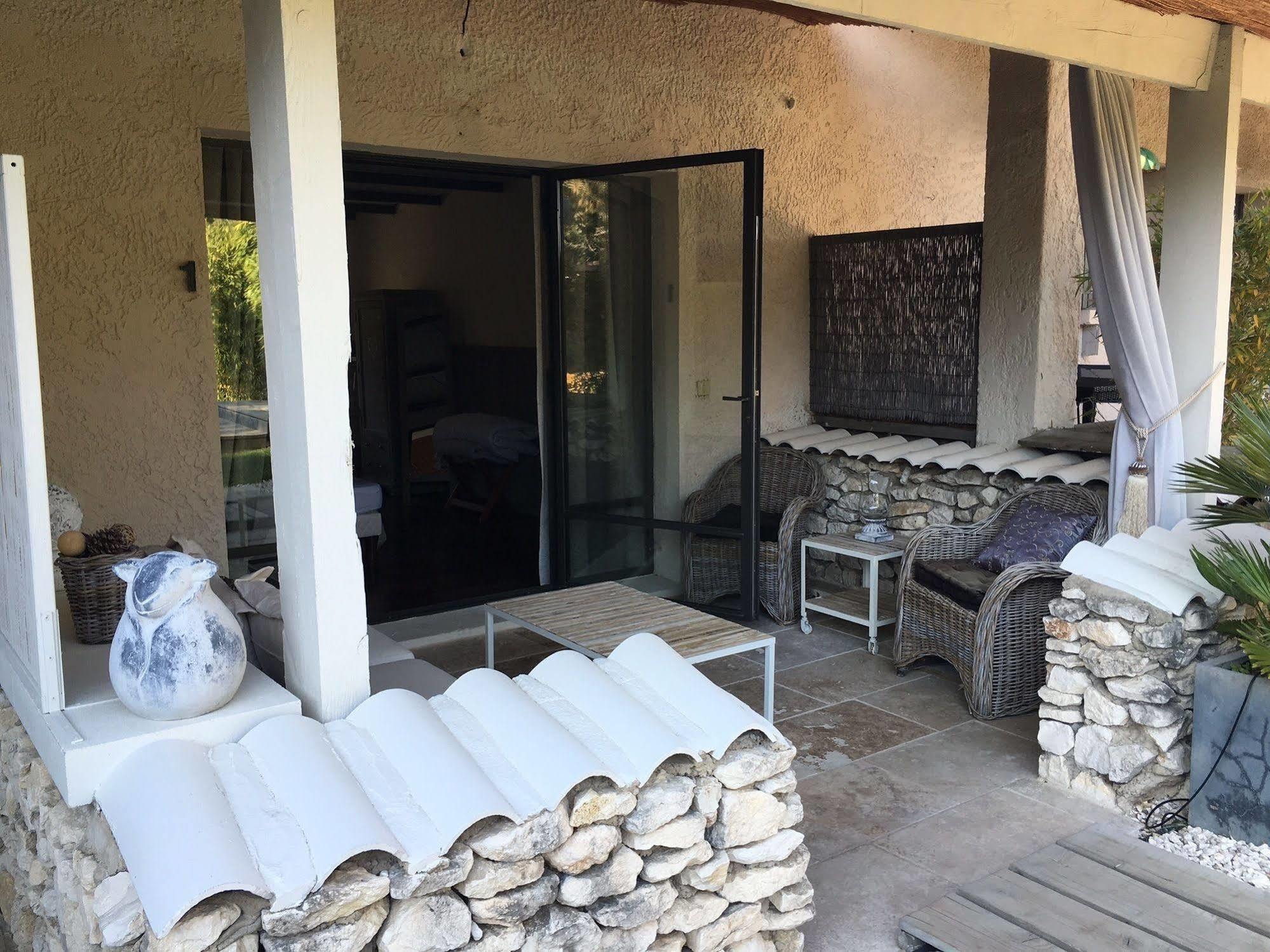 L'Auberge De L'Aubergine Eygalières Екстериор снимка
